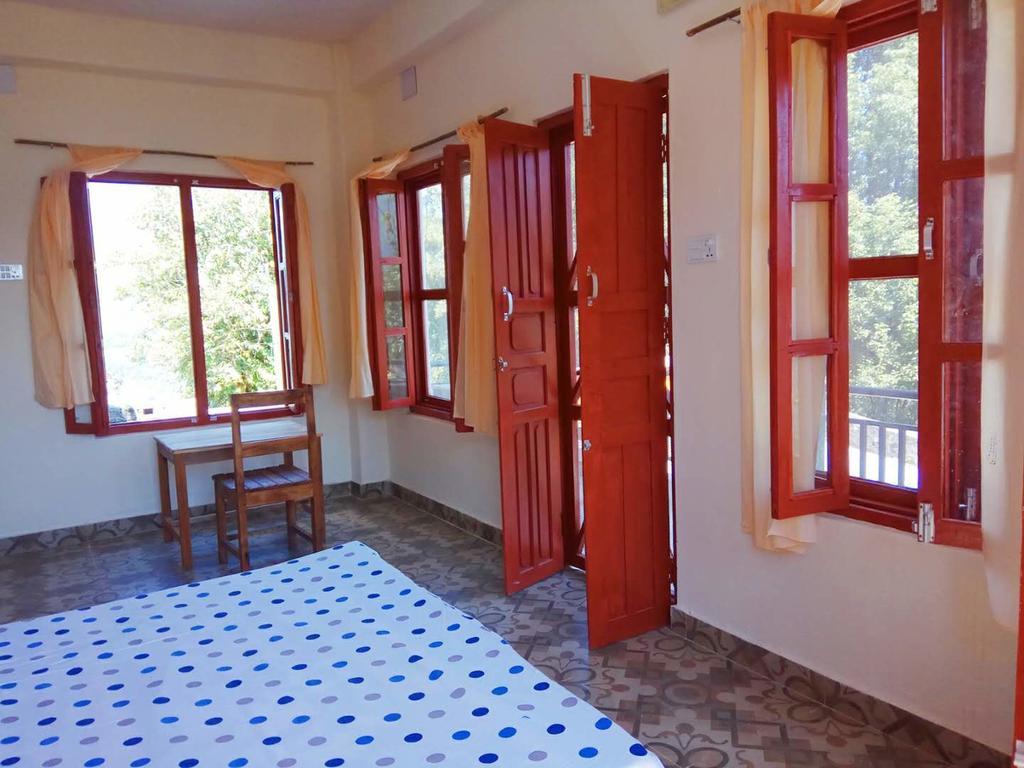 Dinesh House Bed and Breakfast Pokhara Esterno foto