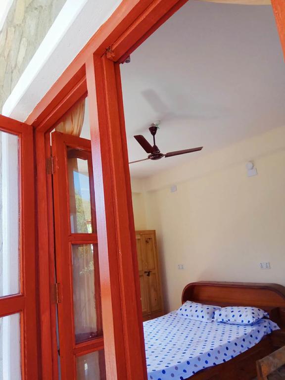 Dinesh House Bed and Breakfast Pokhara Esterno foto